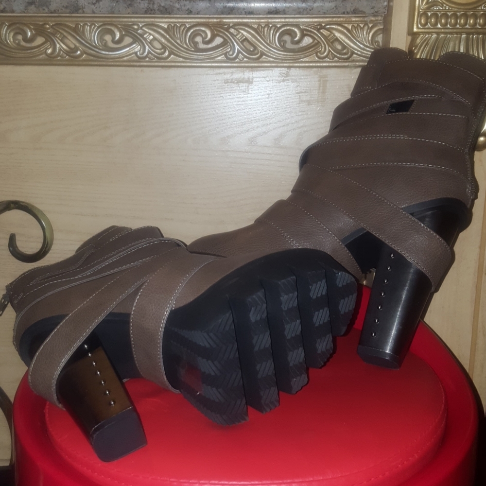 Boots - Picture 4 of 4